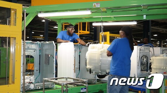 미국 사우스 캐롤라이나주 뉴베리카운티에 위치한 삼성전자 생활가전 공장에서 직원들이 세탁기를 생산하고 있다. (삼성전자 제공)/뉴스1