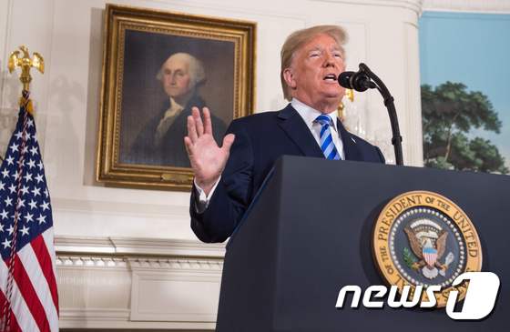 일(현지시간) 도널드 트럼프 미국 대통령이 백악관에서 이란 핵협정을 둘러싼 미국의 최종 결정을 발표하고 있다. © AFP=뉴스1