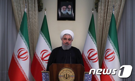 하산 로하니 이란 대통령 이 8일(현지시간) 테헤란에서 도널드 트럼프 미국 대통령의 이란 핵협정 탈퇴 선언에 대해 이란 TV로 연설하고 있다. 로하니 대통령은 이날 