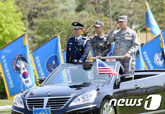 이왕근 공군참모총장과 테런스 오셔너시 美 태평양공군사령관이 9일 계룡대 공군본부에서 열병식을 하고 있다.© News1