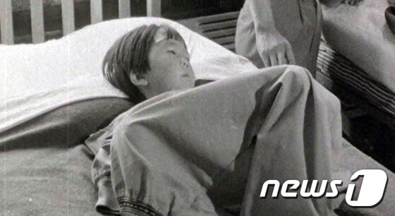 5‧18민주화운동기록관이 지난 2018년 공개한 영상 캡처. 1980년 5월 신원 모를 한 아이가 병원에서 치료 받는 모습. © News1DB
