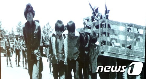  1980년 5월 광주 시민들의 모습.(5.18민주화운동기록관 상영 영상 갈무리)© News1db