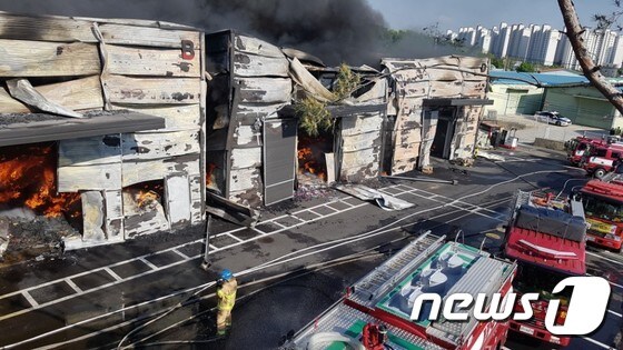 9일 오후 3시20분께 경기도 고양시 일산서구의 한 장난감 창고에서 불이 났다. (사진제공=일산소방서) © News1