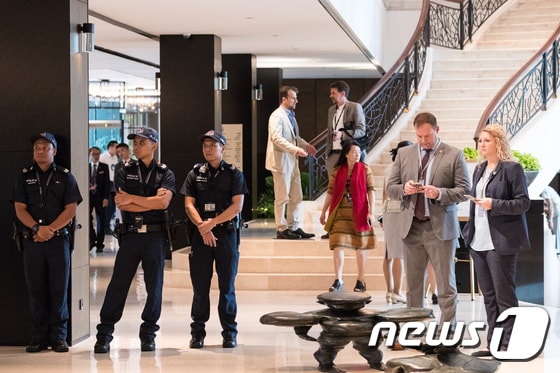 아시아안보회의 개막일인 1일 싱가포르 샹그릴라 호텔 로비에 현지 경찰이 배치돼 경계근무를 하고 있다.  © News1 유승관 기자