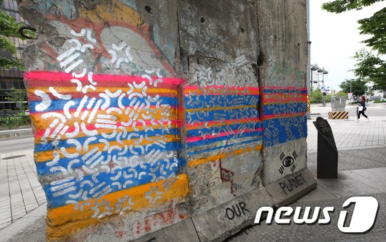 지난 10일 서울 청계천 베를린광장에 설치된 베를린장벽이 한 그래피티 아티스트의 낙서로 훼손돼있는 모습. 2018.6.12/뉴스1 © News1 구윤성 기자