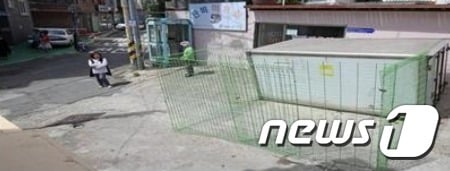자영업자 A씨가 골목길에 컨테이너와 철제펜스를 설치해놓은 현장 모습.(부산지방경찰청 제공)© News1