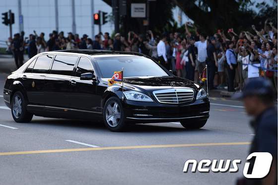10일 (현지시간) 김정은 북한 국무위원장의 벤츠 리무진 방탄차량이 리셴룽 싱가포르 총리와 회담을 위해 이스타나궁에 도착하고 있다. © AFP=뉴스1 © News1 우동명 기자