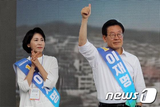 지방선거 당시 이재명 후보와 부인 김혜경씨가 유권자들에게 지지를 호소하고 있는 모습..2018.6.11/뉴스1 © News1 이광호 기자