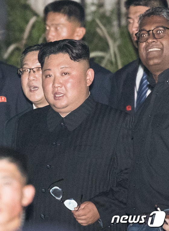 김정은 북한 국무위원장이 11일 싱가포르 대표 복합 문화공간 에스플러네이드에 도착해 머라이언파크 야경을 보기 위해 이동하고 있다. 2018.6.11/뉴스1 © News1 유승관 기자