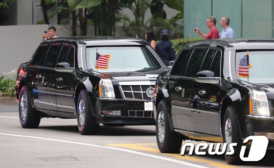 도날드 트럼프 미국 대통령이 12일 북미정상회담을 위해 전용차량을 타고 싱가포르 샹그릴라 호텔을 떠나 카펠라 호텔로 향하고 있다. 2018.6.12/뉴스1 © News1 허경 기자