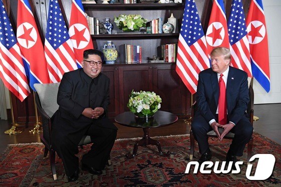 도널드 트럼프 미국 대통령과 김정은 북한 국무위원장이 12일(현지시간) 싱가포르 센토사 섬 카펠라 호텔에서 역사적인 북미정상회담을 하고 있다. © AFP=뉴스1 © News1 우동명 기자