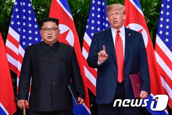 도널드 트럼프 미국 대통령과 김정은 북한 국무위원장이  12일 싱가포르 센토사 섬 카펠라 호텔에서 역사적인 정상회담을 가졌다.  © AFP=뉴스1 © News1 