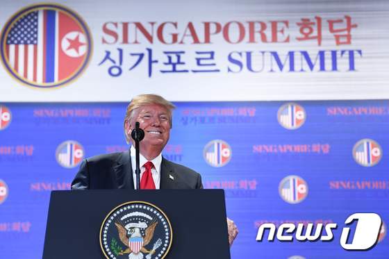 도널드 트럼프 미국 대통령이 12일(현지시간) 싱가포르 센토사 섬 카펠라 호텔에서 김정은 북한 국무위원장과 역사적 북미정상회담 후 공동합의문에 서명을 한 뒤 기자회견을 하고 있다. © AFP=뉴스1