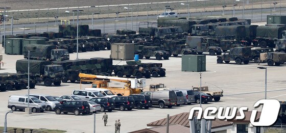 13일 오전 경기도 평택시 미8군사령부 캠프험프리스에 미군 군용 트럭들이 줄지어 서 있다.. 2018.6.13/뉴스1 © News1 오장환 기자