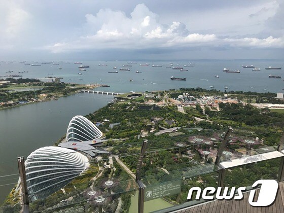 싱가포르 마리나샌즈베이호텔 에 위치한 샌즈스카이파크에서 바라본 전경. © News1