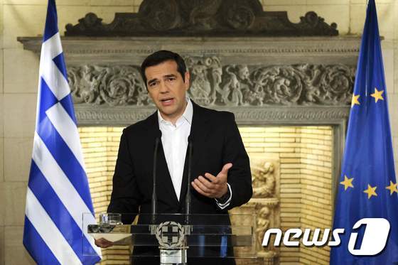 12일(현지시간) 알렉시스 치프라스 그리스 총리가 마케도니아 정부와 합의한 마케도니아 국호 개명에 대해 설명하고 있다. © AFP=뉴스1