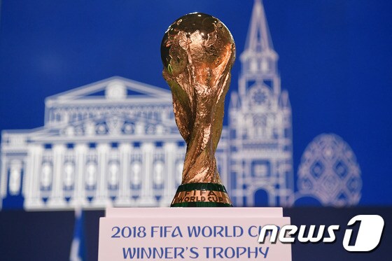 13일(한국시간) FIFA 총회에서 공개된 2018 월드컵 트로피. © AFP=News1
