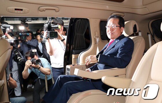 홍준표 자유한국당 대표가 14일 오후 여의도 당사에서 사퇴 의사를 밝힌 뒤 당사를 떠나고 있다.2018.6.14/뉴스1 © News1 박정호 기자
