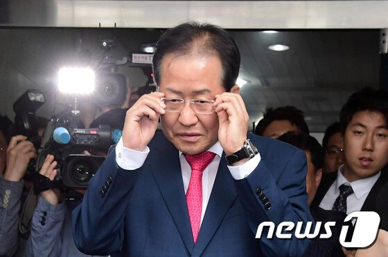 홍준표 자유한국당 대표가 14일 오후 여의도 당사에서 사퇴 의사를 밝힌 뒤 당사를 떠나고 있다. 2018.6.14/뉴스1 © News1 박정호 기자