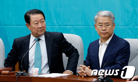 박주선 바른미래당 전 대표와 김동철 전 비상대책위원장. 뉴스1 © News1 안은나 기자