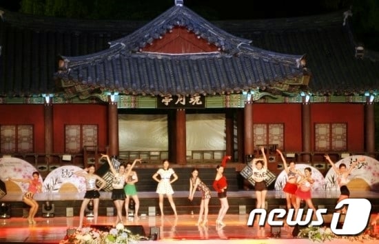 섹시댄스를 추는 전국춘향선발대회 후보들(출처 ‘문화기획달’ 블로그) © News1