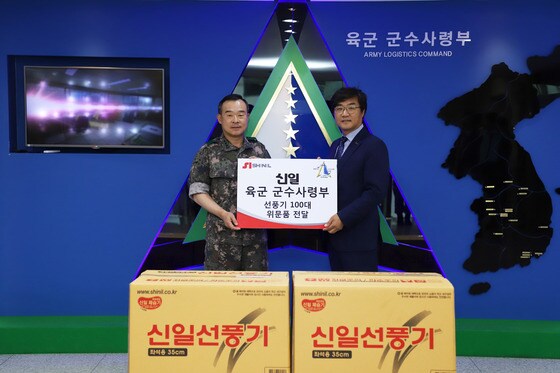 신일 정윤석 대표이사(오른쪽)와 육군 군수사령부 이정근 사령관(왼쪽)이 선풍기 전달식을 진행하고 있다. (사진제공=신일)© News1