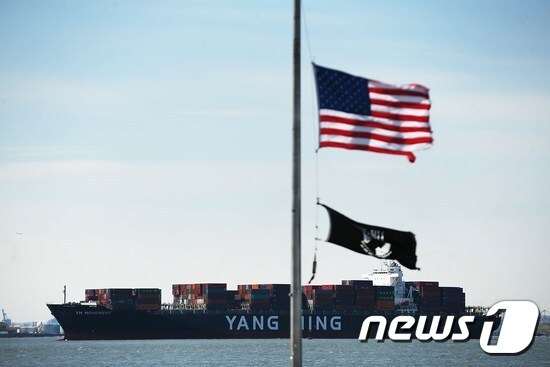 2018년 4월 미국 뉴욕항에 도착한 중국의 화물선. © AFP=뉴스1