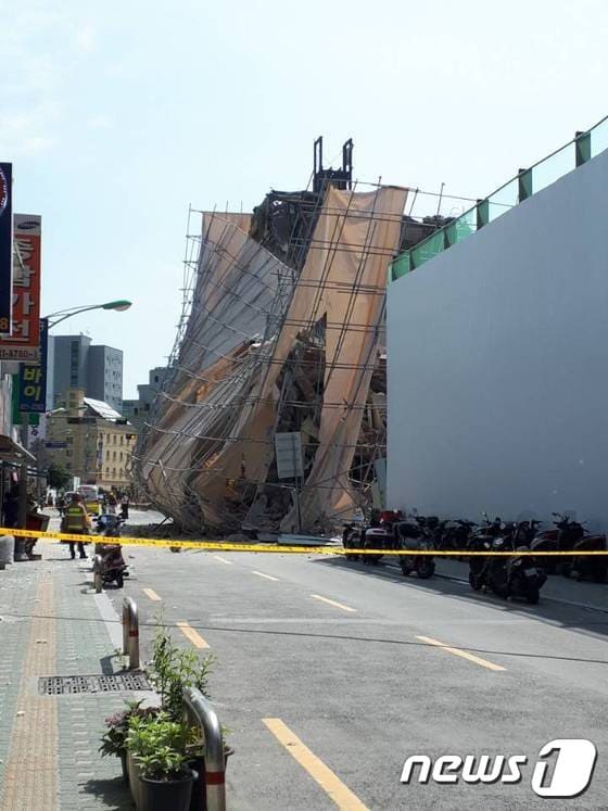 16일 오전 9시27분쯤 서울 동작구 신대방동에서 재건축단지 안에 있던 건물 일부가 붕괴되는 사고가 발생했다(독자 제공).2018.6.16© News1