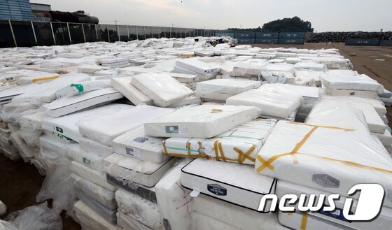 충남 당진시 당진항 야적장에 대진침대의 라돈 검출 수거 대상 매트리스가 쌓여져 있다. 2019.6.17/뉴스1 © News1 장수영 기자