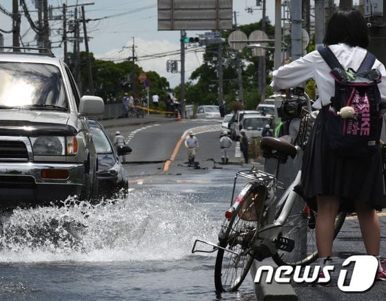 18일(현지시간) 일본 오사카 부근에서 진도 5.9의 지진 발생해 다카쓰키의 도로에 물이 넘쳐흐르는 모습이 보인다. © AFP=뉴스1 © News1 우동명 기자