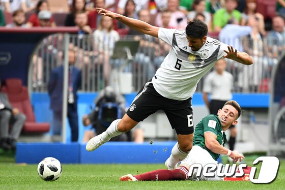 멕시코의 엑토르 에레라(오른쪽)가 18일(한국시간) 러시아 모스크바에서 열린 F조 조별예선 독일과의 경기에서 사미 케디라를 상대로 태클을 시도해 공을 뺏어냈다. © AFP=News1