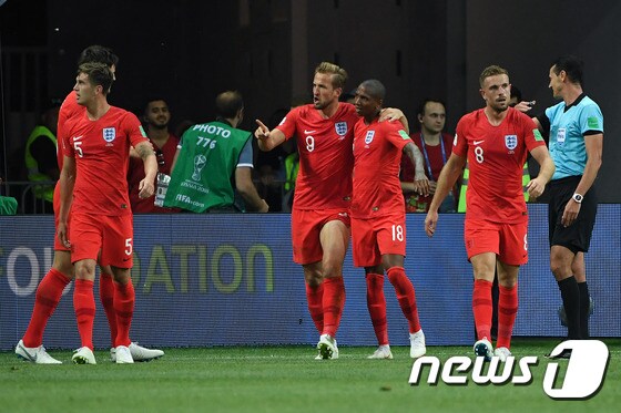 잉글랜드 선수들이 19일(한국시간) 러시아 볼고그라드의 볼고그라드 아레나에서 열린 튀니지와의 2018 국제축구연맹(FIFA) 러시아 월드컵 G조 조별예선 1차전에서 득점 후 기뻐하고 있다. © AFP=News1