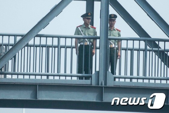 19일 (현지시간) 김정은 북한 국무위원장이 세번째 중국 방문에 나선 가운데 베이징 공항의 VIP게이트 근처 다리에 중국 경찰이 경비를 서고 있다. © AFP=뉴스1 © News1 우동명 기자