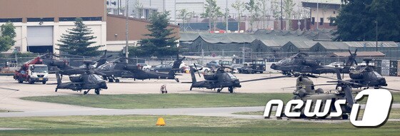 지난달 19일 오후 경기도 평택시 미8군사령부 캠프험프리스에 AH-64 아파치 등의 헬기가 계류돼 있다. 2018.6.19/뉴스1 © News1 오장환 기자
