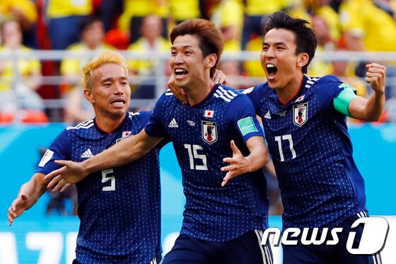 일본 선수들이 19일 19일(한국시간) 러시아 사란스크의 모르도비아 아레나에서 열린 콜롬비아와의 2018 국제축구연맹(FIFA) 러시아 월드컵 H조 조별예선 1차전에서 득점 후 기뻐하고 있다. © AFP=News1