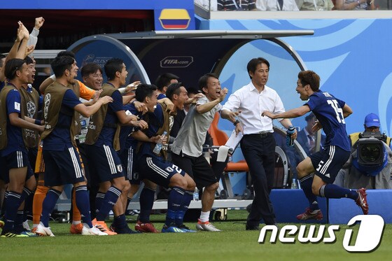 일본 선수들이 19일 19일(한국시간) 러시아 사란스크의 모르도비아 아레나에서 열린 콜롬비아와의 2018 국제축구연맹(FIFA) 러시아 월드컵 H조 조별예선 1차전에서 득점 후 기뻐하고 있다. © AFP=News1