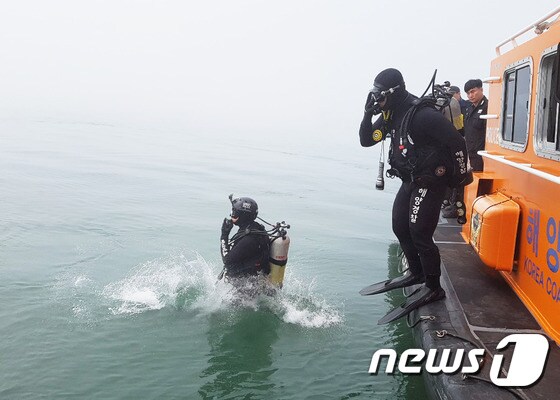 해경대원들이 승봉도 인근 바다에서 스쿠버를 하던 40대 남성을 찾기 위해 수중 수색작업을 벌이고 있다.(인천해경제공)© News1