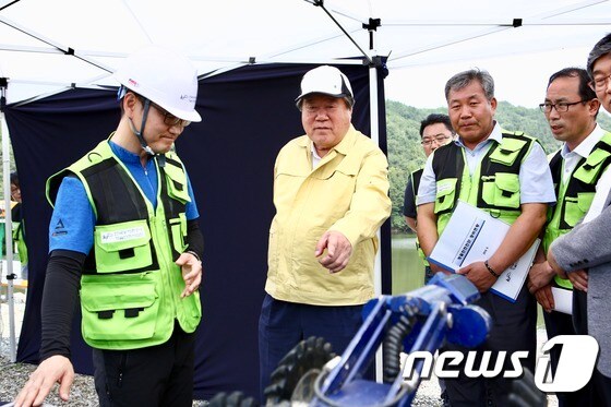 최규성 한국농어촌공사 사장이 정밀안전진단 시연회에서 농업기반시설의 안전을 점검하고 있다. © News1