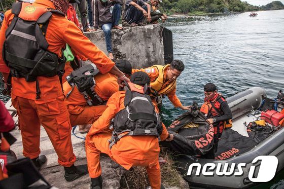 인도네시아 수마트라 지역의 토바호에서 침몰한 페리에 타고 있던 승객들 구조 작업이 진행 중이다 © AFP=뉴스1