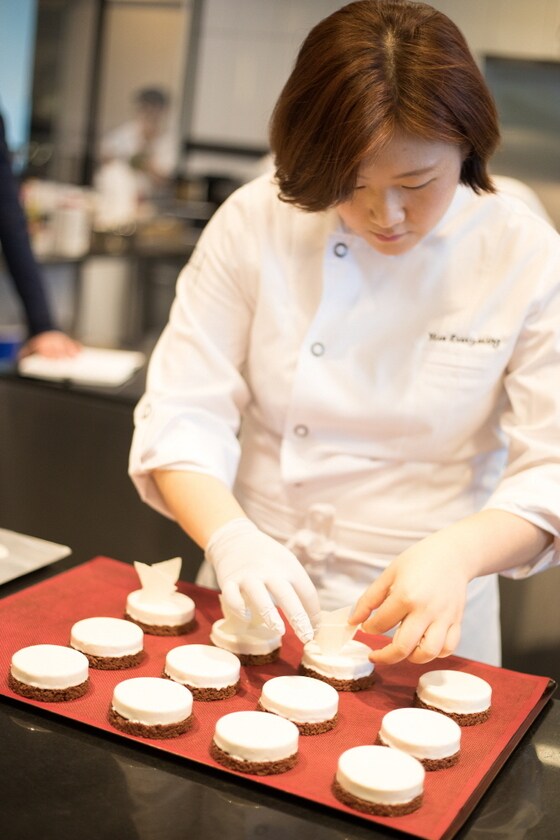 한국 대표로 참여한 파티세리 ‘바이 가루하루’의 윤은영 셰프가 직접 개발한 크림 빠띠쓰리를 만들고 있는 모습© News1