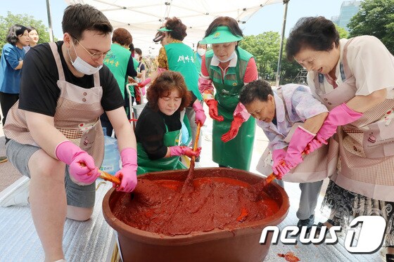 한국전통고추장 담그기 체험 활동.(자료사진) © News1 박지수 기자