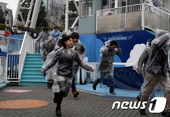 올 1월22일 일본 도쿄 도쿄돔시티에서 북한의 탄도미사일 발사상황을 가정한 대피훈련이 실시되고 있다. © AFP=뉴스1