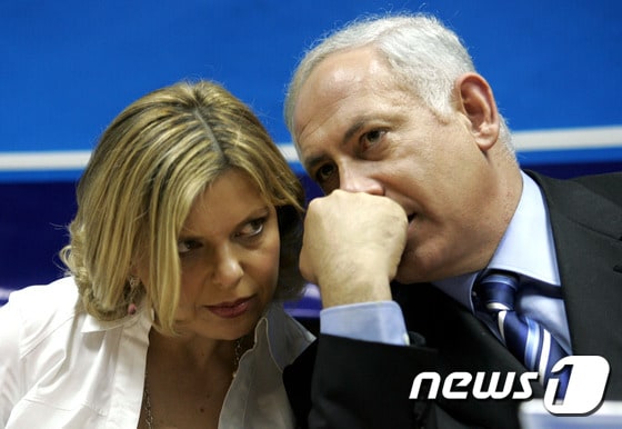 베냐민 네타냐후 이스라엘 총리(오른쪽)와 그의 아내 사라 네타냐후(왼쪽). (자료사진) © AFP=뉴스1