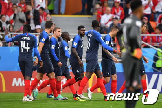 프랑스 선수들이 22일(한국시간) 러시아 예카테린부르크의 예카테린부르크 아레나에서 열린 페루와의 2018 국제축구연맹(FIFA) 러시아 월드컵 C조 조별예선 2차전에서 득점 후 기뻐하고 있다. © AFP=News1