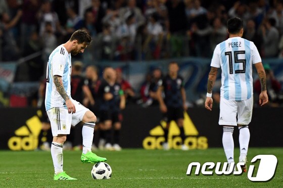 아르헨티나의 리오넬 메시가 22일(한국시간) 러시아 니즈니노보고로드의 니즈니노보고로드 스타디움에서 열린 크로아티아와의 2018 국제축구연맹(FIFA) 러시아 월드컵 D조 조별예선 2차전에서 실점을 내준 뒤 아쉬워하고 있다. © AFP=News1
