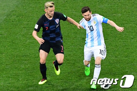 크로아티아의 이반 라키티치(왼쪽)가 22일(이하 한국시간) 러시아 니즈니노보고로드의 니즈니노보고로드 스타디움에서 열린 아르헨티나와의 2018 FIFA 러시아 월드컵 D조 조별예선 2차전에서 리오넬 메시를 수비하고 있다. © AFP=News1