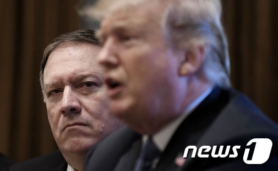 마이크 폼페이오 미국 국무장관(왼쪽)이 21일 백악관에서 열린 내각회의에 참석, 도널드 트럼프 대통령의 발언을 경청하고 있다. © AFP=뉴스1