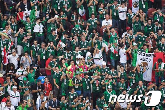  지난 18일 러시아 월드컵 조별예선 F조 독일과의 경기를 찾은 멕시코 응원단. © AFP=뉴스1