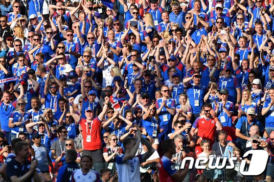 첫 월드컵을 즐기고 있는 아이슬란드 팬들. © News1