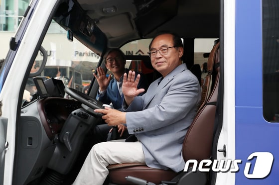 시민행복소통버스 탑승한 오거돈·전재수